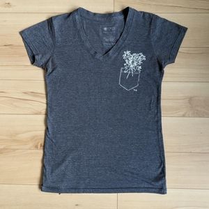 Gray t-shirt with flower pocket